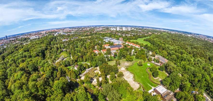 Luftbild Ausgburger Zoo und Umgebung Der Stadtwald mit Zoo und Botanischem Garten ist die grüne Lunge Augsburgs und das Naherholungsgebiet für die Stadtbevölkerung Augsburg - Stadtwald und Zoologischer Garten *** Aerial view of Augsburg Zoo and surroundings The city forest with zoo and botanical garden is the green lung of Augsburg and the local recreation area for the city population Augsburg City Forest and Zoological Garden Copyright: xmultimaps360-Schweyer Rochaux 20190818_zoo_020