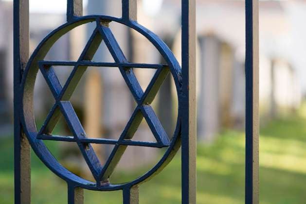  Davidstern im Eingangstor vom historischen Jüdischen Friedhof, Baiersdorf, Mittelfranken, Bayern Deutschland *** Star of David in the entrance gate of the historical Jewish cemetery, Baiersdorf, Middle Franconia, Bavaria Germany Copyright: imageBROKER/HelmutxMeyerxzurxCapellen ibxmzc06717823.jpg