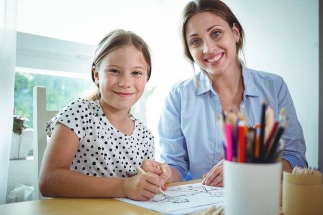 IMAGO Kreativ: Bildung, Kunsterziehung Smiling mother and daughter drawing together Smiling mother and daughter drawing together at home, model released, , property released, Prague, Czech Republic, 01.07.2016, 824310.jpg, mother, daughter, family with one child, one parent, relationship, home, house, household, homey, apartment, domicile, abode, table, smiling, cheerful, sitting, draw, drawing, color pens, proud, attention, art, creativity, childhood, innocence, cute, knowledge, academic, lifestyle, leisure, education, educational, elementary, homework, domestic life, happy Indoors,Day
