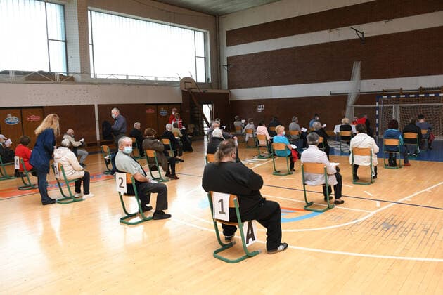 CROATIA COVID-19 mass vaccination People queue to receive the Pfizer-BioNTech Comirnaty coronavirus disease (COVID-19) vaccine during a mass vaccination at Koprivnica sports hall in Koprivnica, Croatia on April 10, 2021. DamirxSpehar PIXSELL