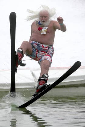 Bilder des Jahres 2021, Entertainment 04 April Entertainment Themen der Woche KW14 Entertainment Bilder des Tages SOCHI, RUSSIA - APRIL 10, 2021: A skier jumps into a pool during the BoogelWoogel mountain carnival at the Rosa Khutor resort. Dmitry Feoktistov TASS  TS0FC368