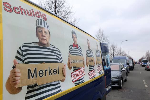 Autokorso Thuringia stands together 10 04 2021, Erfurt, the alliance Thuringia stands together has a autokorso with approx. 400 vehicles by Erfurt announced, the demonstration under the slogan it is enough stops the Coronawahnsinn begins in the goods traffic center and leads by the city c