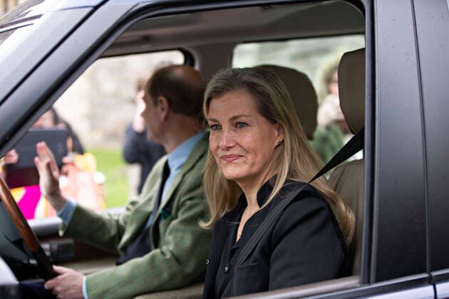 Bilder des Jahres 2021, Entertainment 04 April Entertainment Themen der Woche KW14 Entertainment Bilder des Tages . 10 04 2021. Windsor, United Kingdom. Sophie, the Countess of Wessex leaving Windsor Castle along with Prince Edward, the Earl of Wessex, after paying their respects following the death of the Duke of Edinburgh.  xi-Imagesx IIM-22107-0007