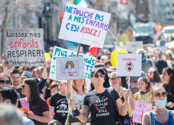 News Bilder des Tages April 10, 2021, Montreal, PQ, Canada: People take part in a demonstration in Montreal, Saturday, April 10, 2021, opposing the Quebec governmentÃ¢â‚¬â ¢s health and safety measures to curb the spread of Covid-19 in schools as the COVID-19 pandemic continues in Canada and around the world. Montreal Canada  - ZUMAc35_ 20210410_zaf_c35_021 Copyright: xGrahamxHughesx