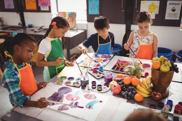 IMAGO Kreativ: Bildung, Kunsterziehung Schoolkids practicing drawing with fruits on table Schoolkids practicing drawing with fruits on table at school, model released, , property released, Cape Town, South Africa, 11.03.2017, 993112.jpg, school, classroom, drawing class, student, schoolkid, schoolboy, schoolgirl, classmate, elementary, kindergarten, education, knowledge, apron, standing, holding, drawing, painting, picture, paint, watercolor, palette, paper, sheet, paintbrush, brush, fruit, container, table, fresh, learning, learn, creative, creativity, hobby, craft, art, art and craft, childhood, cute, innocence, attentive, focused, together