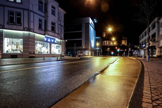 The first evening of the curfew in Siegen, this is valid from 21 00 05 00, view to the Koelner Kölner Tor in Siegen without cars curfew on 10 04 2021 in Siegen Germany