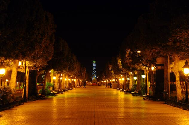 Habib Bourguiba Avenue in downtown Tunis ... The Tunisian authorities announced Wednesday evening April 7 the strengthening of measures to fight against the spread of Covid-19, which has experienced a marked increase since last week, resulting in a dangerous situation in the country. private and public gatherings are prohibited and governors are called upon to order a night curfew from 7 p.m. to 5 a.m. local time. A curfew was already in effect from 10 p.m. to 5 a.m. local. photo: Yassine Mahjoub Covid-19: Tunis strengthens its measures. 