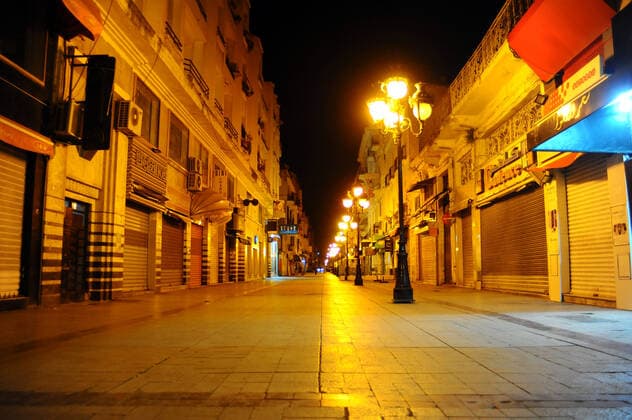 Habib Bourguiba Avenue in downtown Tunis ... The Tunisian authorities announced Wednesday evening April 7 the strengthening of measures to fight against the spread of Covid-19, which has experienced a marked increase since last week, resulting in a dangerous situation in the country. private and public gatherings are prohibited and governors are called upon to order a night curfew from 7 p.m. to 5 a.m. local time. A curfew was already in effect from 10 p.m. to 5 a.m. local. photo: Yassine Mahjoub Covid-19: Tunis strengthens its measures. 
