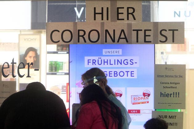 Lettering here Corona Test stuck in the shop window of a pharmacy in downtown Frankfurt, Hesse, Germany