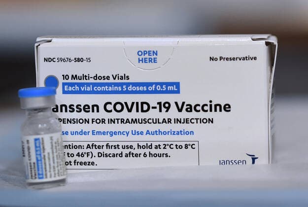 April 10, 2021, Orlando, Florida, United States: Johnson & Johnson COVID-19 vial and box seen at a vaccination site..Doses of the Johnson & Johnson vaccine are being administered throughout the state of Florida despite a small number of patients who have experienced adverse reactions, including blood clots. Orlando United States - ZUMAs197 20210410_zaa_s197_400 Copyright: xPaulxHennessyx