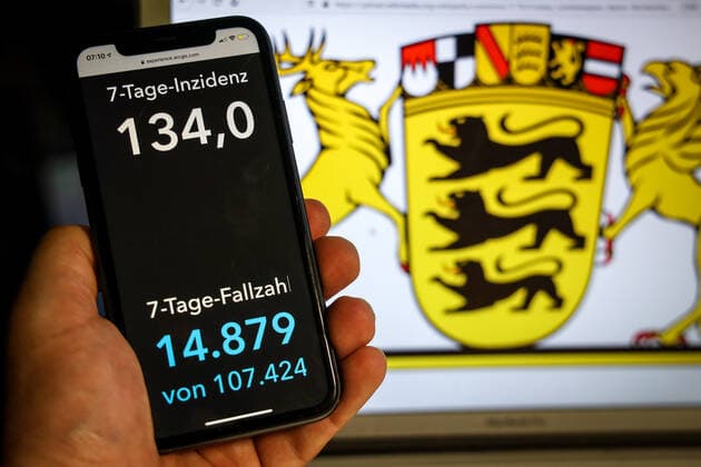Coronavirus in Germany Covid 19 Dashboard of the Robert Koch Institute DEU, Germany, Baden Württemberg, 11 04 2021 The 7-day incidence for the state Cases last 7 days 100 000 PE is displayed on an iPhone, with the state coat of arms in the background.