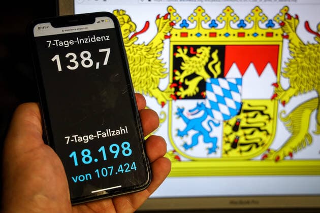 Coronavirus in Germany Covid 19 Dashboard of the Robert Koch Institute DEU, Germany, Bavaria, 11 04 2021 The 7-day incidence for the state Cases last 7 days 100 000 PE is displayed on an iPhone, with the state coat of arms in the background.