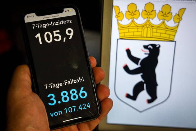 Coronavirus in Germany Covid 19 Dashboard of the Robert Koch Institute DEU, Germany, Berlin, 11 04 2021 The 7-day incidence for the state Cases last 7 days 100 000 PE is displayed on an iPhone, with the state coat of arms in the background.