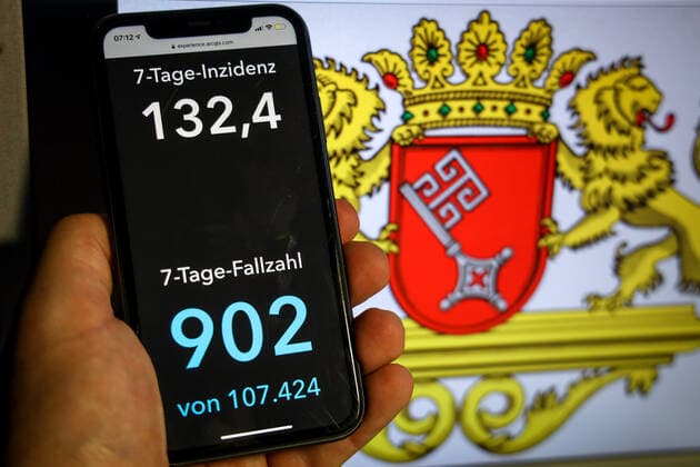 Coronavirus in Germany Covid 19 Dashboard of the Robert Koch Institute DEU, Germany, Bremen, 11 04 2021 The 7-day incidence for the state Cases last 7 days 100 000 PE is displayed on an iPhone, with the state coat of arms in the background.
