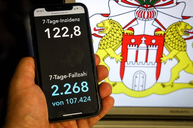 Coronavirus in Germany Covid 19 Dashboard of the Robert Koch Institute DEU, Germany, Hamburg, 11 04 2021 The 7-day incidence for the state Cases last 7 days 100 000 PE is displayed on an iPhone, with the state coat of arms in the background.