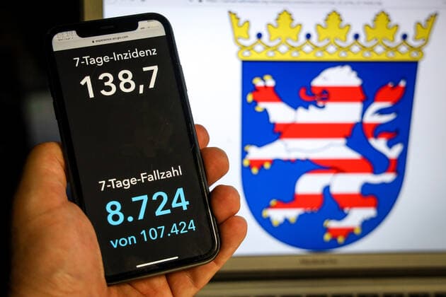 Coronavirus in Germany Covid 19 Dashboard of the Robert Koch Institute DEU, Germany, Hesse, 11 04 2021 The 7-day incidence for the state Cases last 7 days 100 000 PE is displayed on an iPhone, with the state coat of arms in the background.
