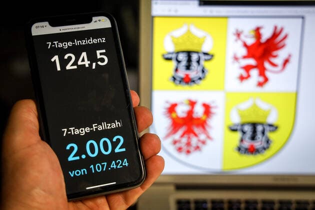 Coronavirus in Germany Covid 19 Dashboard of the Robert Koch Institute DEU, Germany, Meckenburg Vorpommern, 11 04 2021 The 7-day incidence for the state Cases last 7 days 100 000 p.e. is displayed on an iPhone, with the states coat of arms in the background