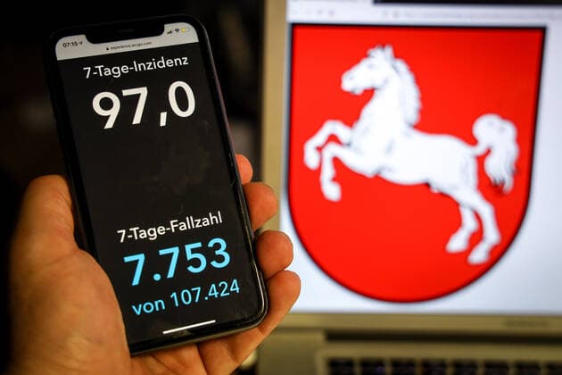 Coronavirus in Germany Covid 19 Dashboard of the Robert Koch Institute DEU, Germany, Lower Saxony, 11 04 2021 The 7-day incidence for the state Cases last 7 days 100 000 PE is displayed on an iPhone, with the state coat of arms in the background.