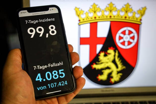 Coronavirus in Germany Covid 19 Dashboard of the Robert Koch Institute DEU, Germany, Rhineland-Palatinate, 11 04 2021 The 7-day incidence for the state Cases last 7 days 100 000 PE is displayed on an iPhone, with the state coat of arms in the background.