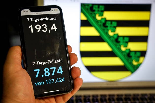 Coronavirus in Germany Covid 19 Dashboard of the Robert Koch Institute DEU, Germany, Saxony, 11 04 2021 The 7-day incidence for the state Cases last 7 days 100 000 PE is displayed on an iPhone, with the state coat of arms in the background.