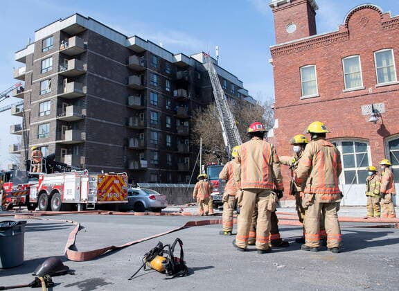 April 11, 2021, Montreal, PQ, Canada: Firefighters are shown at the scene of a fire at an apartment building in Montreal, Sunday, April 11, 2021. Montreal Canada  - ZUMAc35_ 20210411_zaf_c35_015 Copyright: xGrahamxHughesx