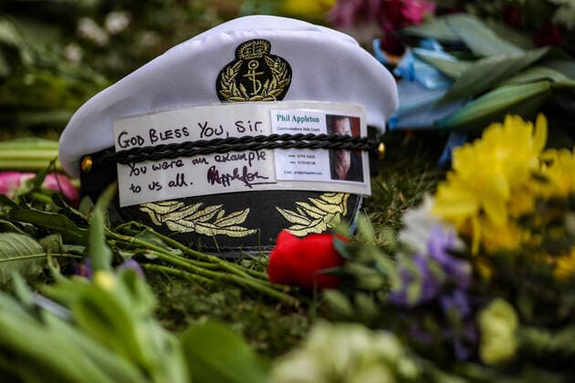 Bilder des Jahres 2021, Entertainment 04 April Entertainment Themen der Woche KW14 Entertainment Bilder des Tages A navel cap sits amongst floral tributes to Prince Philip, Duke Of Edinburgh outside of Windsor Castle on Sunday, April 11, 2021. The Queen announced the death of her beloved husband, His Royal Highness Prince Philip, Duke of Edinburgh who died at age 99. HRH passed away peacefully on April 9th at Windsor Castle. (Photo Vudi Xhymshiti), Prince Philip of Britain Windsor Windsor Castle, Berkshire England United Kingdom  , Copyright: xVudixXhymshitix