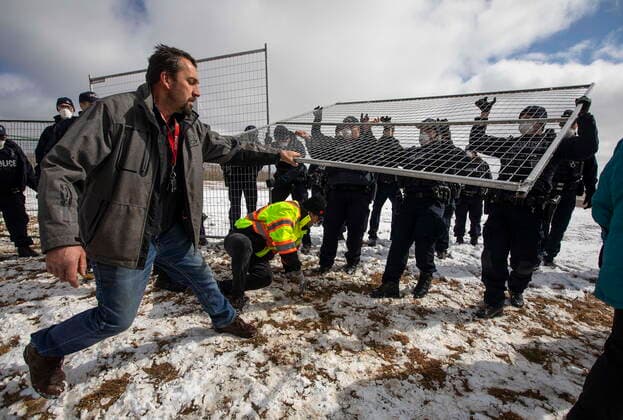 News Bilder des Tages April 11, 2021, EDMONTON, ab, Canada: Supporters try to tear down the fence as police struggle with them outside GraceLife Church near Edmonton, Alta., on Sunday, April 11, 2021. The church has been fenced off by police and Alberta Health Services in violation of COVID-19 rules. EDMONTON Canada  - ZUMAc35_ 20210411_zaf_c35_047 Copyright: xJasonxFransonx