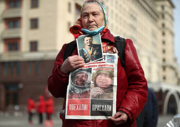Bilder des Jahres 2021, News 04 April News Themen der Woche KW15 News Bilder des Tages MOSCOW, RUSSIA - APRIL 12, 2021: A woman arrives for a ceremony to lay flowers at the grave of Soviet cosmonaut Yuri Gagarin (1934-1968) in the Kremlin Wall Necropolis to mark the 60th anniversary of the first human space flight. On April 12, 1961, Gagarin orbited the Earth aboard the Vostok 1 spacecraft. Mikhail Tereshchenko TASS  TS0FC693