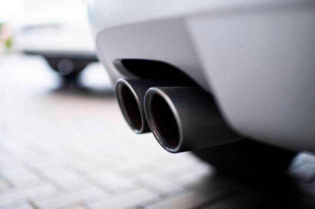 Dieselskandal Volkswagen Eine Auspuffanlage an einem Auto. Foto: Kirchner-Media Wedel Nordrhein-Westfalen Deutschland *** Diesel scandal Volkswagen An exhaust system on a car Photo Kirchner Media Wedel North Rhine Westphalia Germany Copyright: xKirchner-Media Wedelx