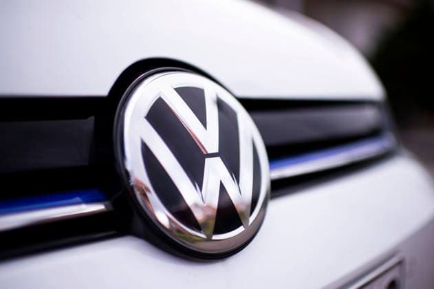Dieselskandal Volkswagen Das Logo des Autounternehmens Volkswagen an einem weißen Golf. Foto: Kirchner-Media Wedel Nordrhein-Westfalen Deutschland *** Diesel scandal Volkswagen The logo of the car company Volkswagen on a white Golf Photo Kirchner Media Wedel North Rhine Westphalia Germany Copyright: xKirchner-Media Wedelx