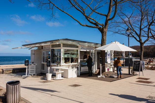 Kiel, Baltic Sea coast, 12 April 2021 Since 12 04 2021, outdoor gastronomy is allowed to reopen in areas with a correspondingly low incidence value At low temperatures and at the start still few guests Impressions from the Baltic Sea coast, from Damp Eckernförde and Kiel