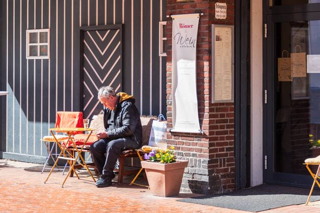 Kiel, Baltic Sea coast, 12 April 2021 Since 12 04 2021, outdoor gastronomy is allowed to reopen in areas with a correspondingly low incidence value At low temperatures and at the start still few guests Impressions from the Baltic Sea coast, from Damp Eckernförde and Kiel