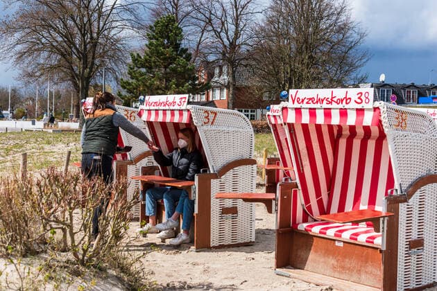 Kiel, Baltic Sea coast, 12 April 2021 Since 12 04 2021, outdoor gastronomy is allowed to reopen in areas with a correspondingly low incidence value At low temperatures and at the start still few guests Impressions from the Baltic Sea coast, from Damp Eckernförde and Kiel