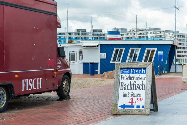 Kiel, Baltic Sea coast, 12 April 2021 Since 12 04 2021, outdoor gastronomy is allowed to reopen in areas with a correspondingly low incidence value At low temperatures and at the start still few guests Impressions from the Baltic Sea coast, from Damp Eckernförde and Kiel