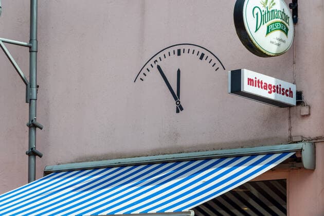 Kiel, Baltic Sea coast, 12 April 2021 Since 12 04 2021, outdoor gastronomy is allowed to reopen in areas with a correspondingly low incidence value At low temperatures and at the start still few guests Impressions from the Baltic Sea coast, from Damp Eckernförde and Kiel