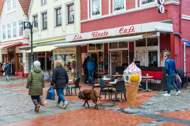 Kiel, Baltic Sea coast, 12 April 2021 Since 12 04 2021, outdoor gastronomy is allowed to reopen in areas with a correspondingly low incidence value At low temperatures and at the start still few guests Impressions from the Baltic Sea coast, from Damp Eckernförde and Kiel