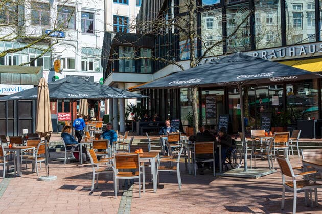 Kiel, Baltic Sea coast, 12 April 2021 Since 12 04 2021, outdoor gastronomy is allowed to reopen in areas with a correspondingly low incidence value At low temperatures and at the start still few guests Impressions from the Baltic Sea coast, from Damp Eckernförde and Kiel
