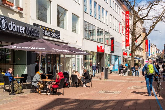 Kiel, Baltic Sea coast, 12 April 2021 Since 12 04 2021, outdoor gastronomy is allowed to reopen in areas with a correspondingly low incidence value At low temperatures and at the start still few guests Impressions from the Baltic Sea coast, from Damp Eckernförde and Kiel