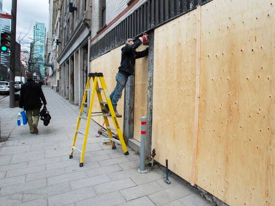 April 12, 2021, Montreal, PQ, Canada: A worker boards up broken windows after last night s anti-COVID-19 curfew riot Monday, April 12, 2021 in Montreal. Montreal Canada  - ZUMAc35_ 20210412_zaf_c35_008 Copyright: xRyanxRemiorzx