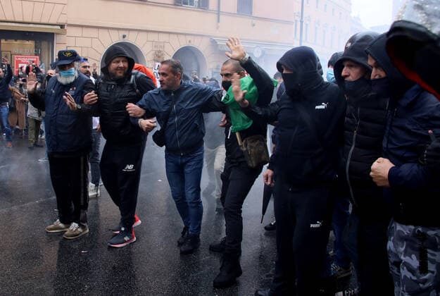 Rome, Tension at the demonstration of restaurateurs against government restrictions caused by the Covid 19 pandemic Pictured:  Copyright: xPieroxTenaglix xIPAx xPieroxTenaglix