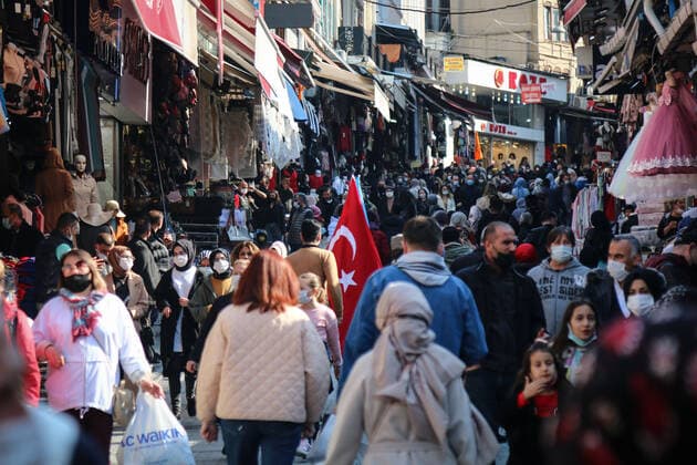 News Bilder des Tages April 12, 2021, Istanbul, Turkey: People wearing facemasks seen shopping before Ramadan in Eminonu, Istanbul..President Erdogan is expected to announce the new coronavirus measures to be implemented during the month of Ramadan which is starting tomorrow. Istanbul Turkey - ZUMAs197 20210412_zab_s197_052 Copyright: xHakanxAkgunx