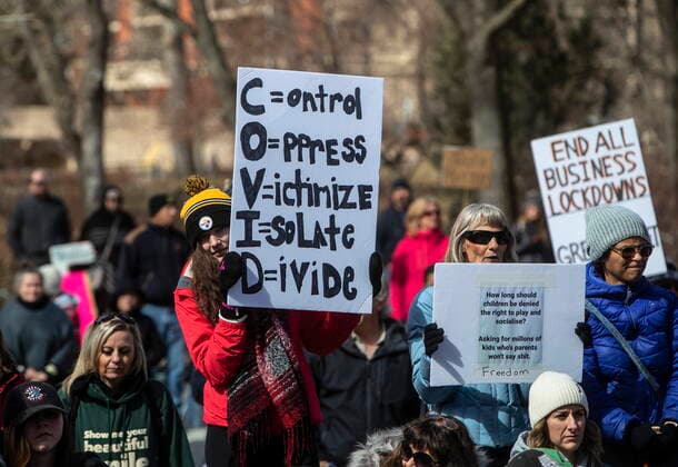 News Bilder des Tages April 12, 2021, EDMONTON, ab, Canada: Anti-lockdown and anti-mask protesters take part in a rally outside the Alberta Legislature in Edmonton on Monday, April 12, 2021. EDMONTON Canada  - ZUMAc35_ 20210412_zaf_c35_046 Copyright: xJasonxFransonx