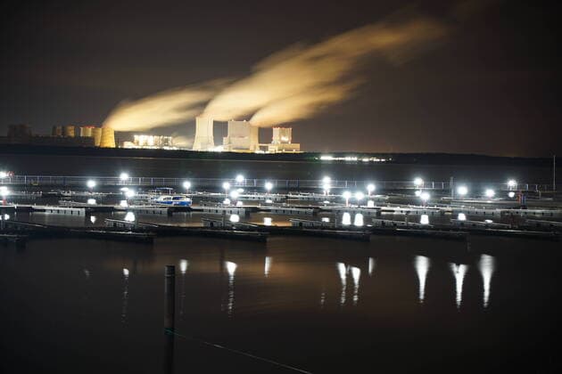 Boxberg power station at night 12 04 2021 Bärwalder See Photographer LausitzNews Ricardo Herzog The Boxberg power station as seen from Bärwalder See Boxberg Saxony Germany Copyright: xLausitzNews.de RicardoxHerzogx
