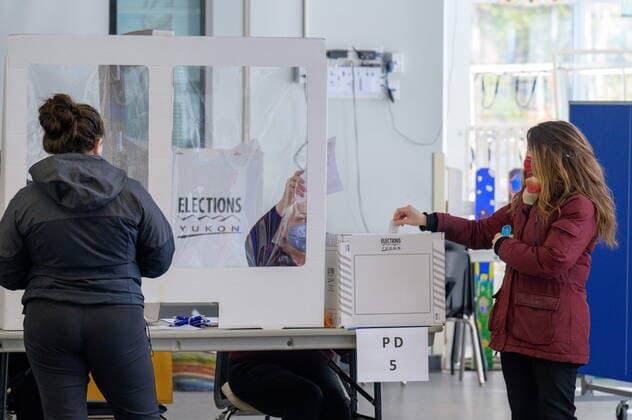 April 12, 2021: Voters and poll workers are shown at a Whitehorse polling station during the Yukon election on Monday April 12, 2021. Polls have closed across Yukon and votes are being counted as three main parties vie to form the territory s next government.  - ZUMAc35_ 20210412_zaf_c35_109 Copyright: xMarkxKellyx