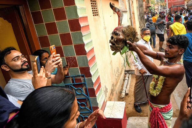 Bilder des Jahres 2021, News 04 April News Themen der Woche KW15 News Bilder des Tages April 13, 2021, Bardhaman, India: (EDITORS NOTE: Image depicts death) Hindu devotee seen showing a human skull and sword to the villagers during the Gajan Festival..The festival is related to Lord Shiva and as per Mythology on the last day of Bengali Calendar (Middle of April) devotees used to worship dead bodies to satisfy Lord Shiva for better rain and harvest as per 100 years old Traditional practices. The central theme of this festival is deriving satisfaction through non-sexual pain, devotion and sacrifice. Bardhaman India - ZUMAs197 20210413_zaa_s197_004 Copyright: xAvishekxDasx