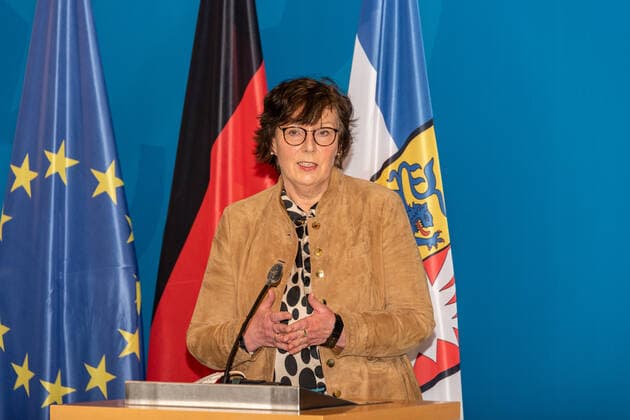 Kiel, 19 April 2021 Corona model projects in the field of culture and sport will start in Schleswig Holstein from 19 April 2021 Karin Prien, Minister of Culture of the State of Schleswig Holstein and Sabine Sütterlin Waack, Minister of the Interior of the State of Schleswig Holstein will present the various model projects at a joint press conference in the state parliament building