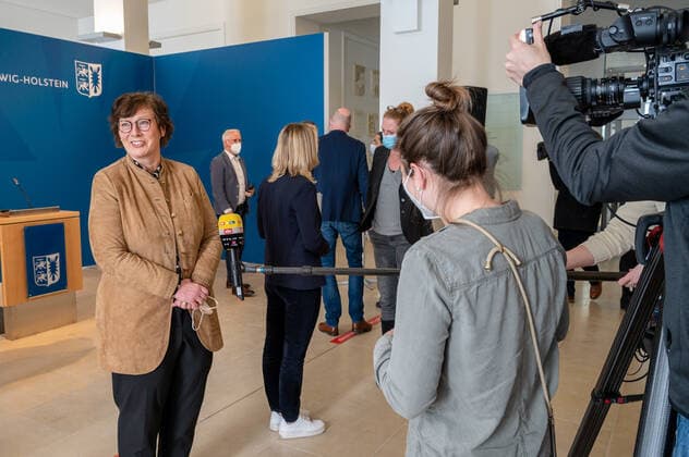 Kiel, 19 April 2021 Corona model projects in the field of culture and sport will start in Schleswig Holstein from 19 April 2021 Karin Prien, Minister of Culture of the State of Schleswig Holstein and Sabine Sütterlin Waack, Minister of the Interior of the State of Schleswig Holstein will present the various model projects at a joint press conference in the state parliament building