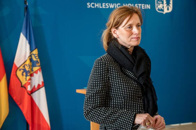 Kiel, 19 April 2021 Corona model projects in the field of culture and sport will start in Schleswig Holstein from 19 April 2021 Karin Prien, Minister of Culture of the State of Schleswig Holstein and Sabine Sütterlin Waack, Minister of the Interior of the State of Schleswig Holstein will present the various model projects at a joint press conference in the state parliament building