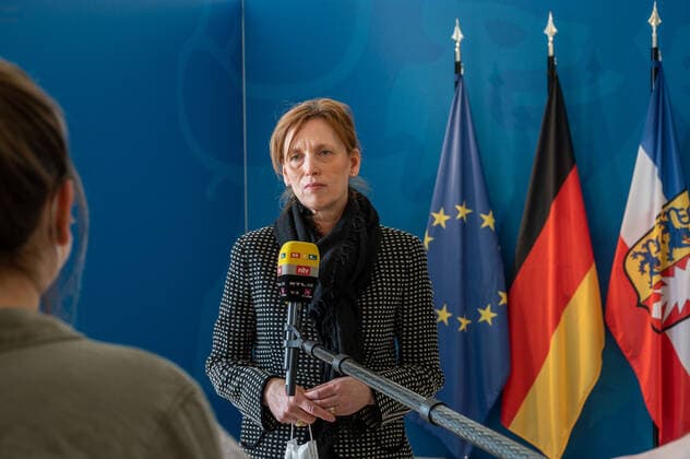 Kiel, 19 April 2021 Corona model projects in the field of culture and sport will start in Schleswig Holstein from 19 April 2021 Karin Prien, Minister of Culture of the State of Schleswig Holstein and Sabine Sütterlin Waack, Minister of the Interior of the State of Schleswig Holstein will present the various model projects at a joint press conference in the state parliament building