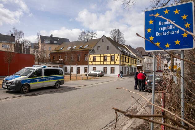 ID 259 Waren es die letzten Grenzkontrollen an der deutsch-tschechischen Grenze für die jetzige Coronapandemie? Ein Sprecher des Bundesinnenministeriums teilte in Berlin am Dienstag mit, dass die stationären Grenzkontrollen am Mittwoch auslaufen werden und nicht weiter verlängert werden. Möglich machen es die deutlich gesunkenen Neuinfektionszahlen in Tschechien. Tschechien gilt seit dem 28. März als sogenanntes Hochinzidenzgebiet. Damit galt eine Testpflicht bei der Einreise. Zuvor war das Land in die höhere Kategorie Virusvariantengebiet eingestuft, was mit einer Verschärften 14-tägigen Quarantäne verbunden war. Die derzeitige Situation ermöglicht es uns, im Rahmen einer intensiven Schleierfahndung, die notwendigen Kontrollmaß